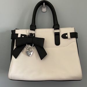 Claire’s Handbag Bow/Heart Lock Black/White